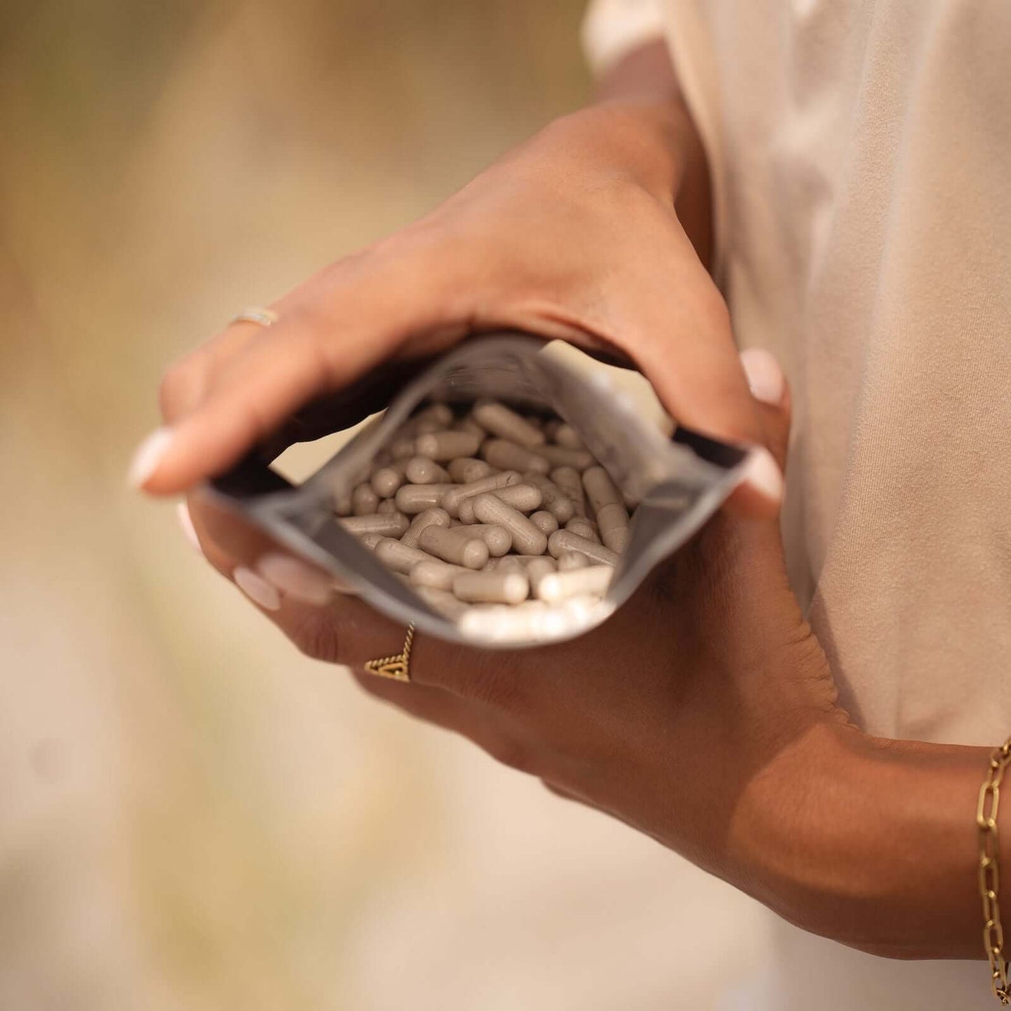 Ästhetisches Bild der Jengovital Sunya Kapseln im nachhaltigen Refill-Beutel mit Vitamin D3 aus Flechten, Vitamin K2 aus Natto, Magnesium aus Meerwasser und Ashwagandha aus der Wurzel